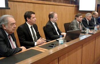 carlos-fernandez-presidente-del-bcp-tercero-de-la-izq-a-su-izquierda-eduardo-felippo-titular-de-la-uip-durante-el-encuentro-de-ayer--203354000000-1530573.jpg