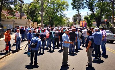 Exobreros en pleno cierre de la avenida Mariscal López, frente a la sede de la Procuraduría General de la República.