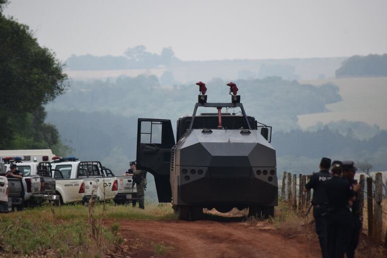Hasta un camión hidrante fue traído para desalojar a 13 familias.