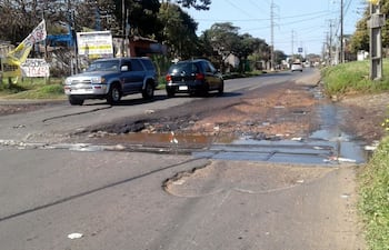 la-avenida-avelino-martinez-de-san-lorenzo-en-pesimo-estado-constituye-un-peligro-para-los-conductores-principalmente-por-la-noche--202129000000-1612056.jpg