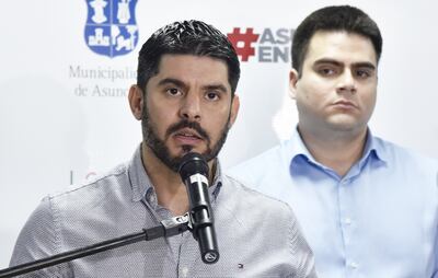 El intendente de Asunción, Óscar Rodríguez, realiza la segunda conferencia en la que presenta denuncias ante la prensa sobre la administración de Mario Ferreiro. Detrás, su jefe de gabinete.