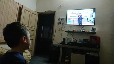 Un pequeño atiende a una de las clases emitidas por ABC TV.