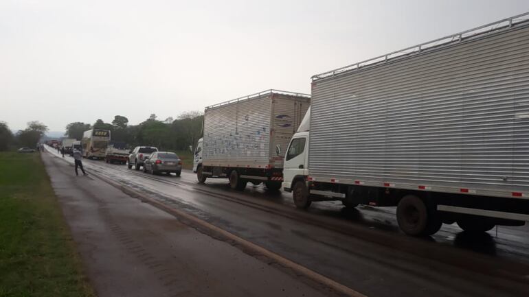 El bloqueo generó una larga fila de vehículos.
