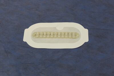 Una camilla del dispositivo médico Inclode, un invento argentino que propone una alternativa más rápida y con menores secuelas para la piel que los tradicionales puntos de sutura, en Buenos Aires (Argentina).