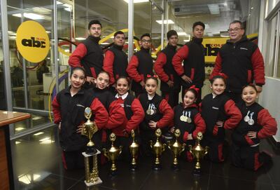 Parte de la delegación de la Academia Compasses que participó de la competencia panamericana, exhibe los trofeos y medallas obtenidas.