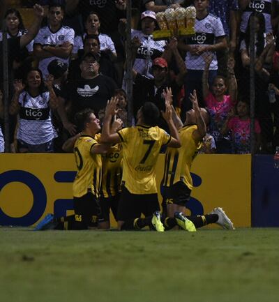 Celebración de los jugadores de Guaraní tras uno de los goles a Olimpia.