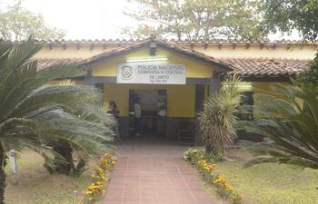 sede-de-la-comisaria-9-central-de-limpio-donde-permanece-detenido-el-joven-que-quemo-a-su-hijastro--202316000000-1473012.jpg