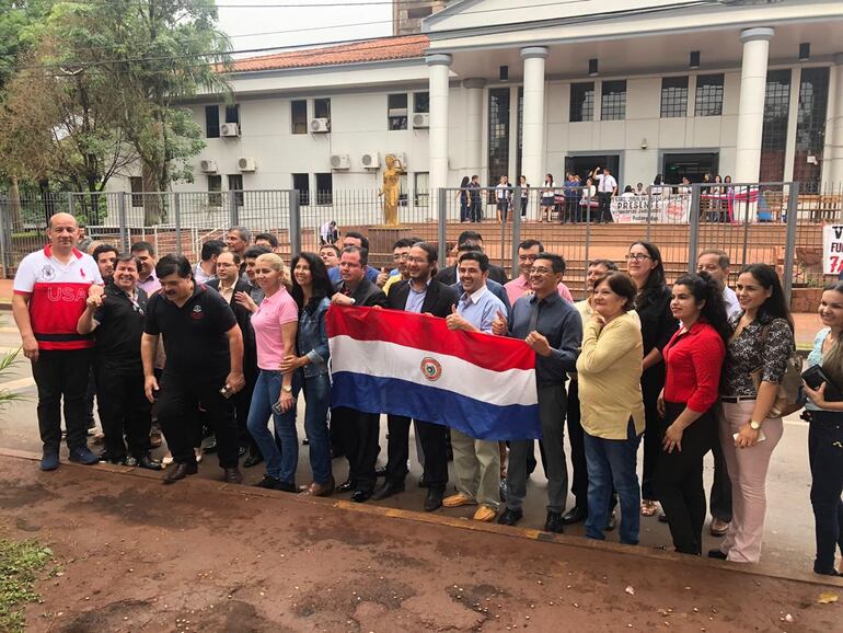 En primera fila, los abogados de Ciudad del Este protestan contra la huelga de funcionarios del Poder Judicial, a quienes se ve en el fondo.