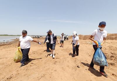 Los alumnos del colegio privado “San Antonio de Padua” colaboraron ayer en las tarea de limpieza de la zona ribereña.