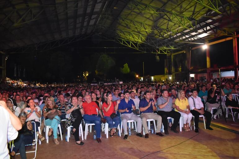 Público presente en el festival del Poncho Para’i en Piribebuy.