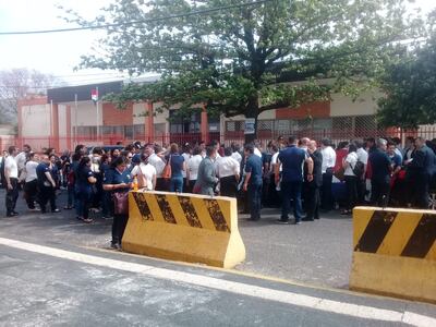 Protesta de funcionarios en la parte posterior del Palacio de Justicia.