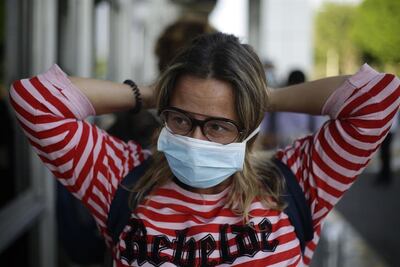 Una mujer española se ajusta su mascarilla.
