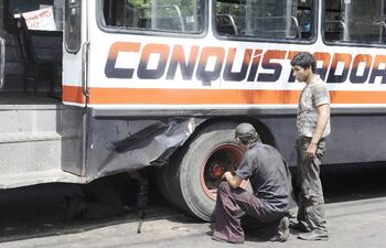 este-bus-de-la-linea-13-se-quedo-sin-una-rueda-opera-con-permiso-provisorio-de-la-comuna-foto-archivo-212118000000-526908.jpg