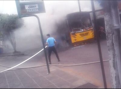 Empleados de un supermercado cercano salieron a combatir las llamas.