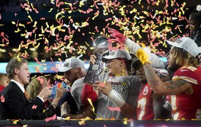 El CEO de Kansas City Chiefs, Clark Hunt, junto a Travis Kelce y el quarterback Patrick Mahomes (con el trofeo).