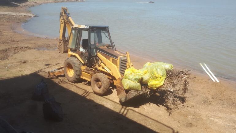 Una máquina retira desechos de la bahía.