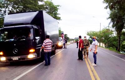 Militares y policías verifican vehículos en la zona de Villa Florida, pero no los detienen.