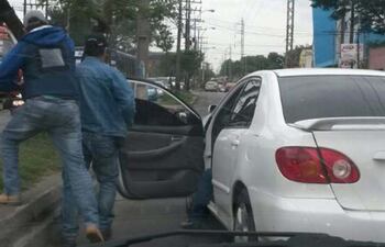 dos-de-los-maleantes-abren-la-puerta-del-auto-toyota-y-obligan-a-las-victimas-a-entregar-el-millonario-botin--202138000000-1460651.jpg