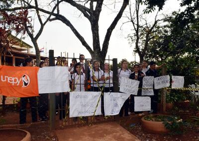 Los estudiantes permanecen atrincherados en el   colegio.