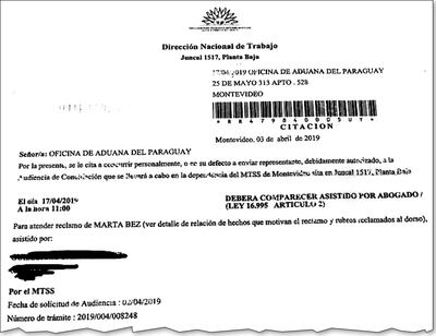 Copia de una cédula de notificación emitida por la Fiscalía del Uruguay y remitida a la oficina de la Aduana de Paraguay en ese país. El documento tiene fecha ya de abril pasado, aún así el funcionario denunciado siguió en el cargo hasta esta semana.