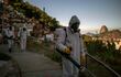 Voluntarios desinfectan un camino en la favela Santa Marta de Río de Janeiro, Brasil.