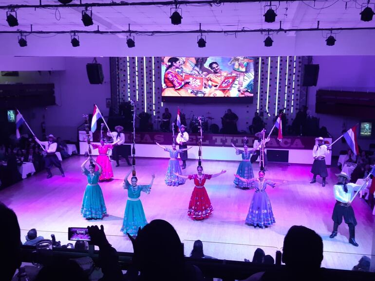 Danza paraguaya en evento peruano en Lima.