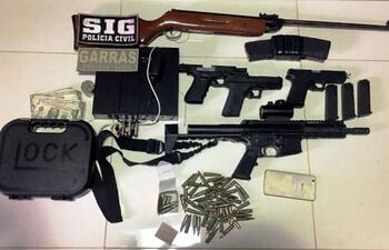 las-armas-de-fuego-y-proyectiles-que-fueron-hallados-e-incautados-de-la-casa-donde-se-ocultaban-los-criminales--195334000000-1804538.jpg