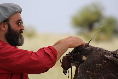 El biólogo argentino José Sarasola junto a un ejemplar de águila del Chaco, o águila coronada, especie en peligro de extinción que preserva, trabajo que le valió el prestigioso premio Whitley por sus trabajos con este ave el pasado 1 de mayo en Londres, a manos de la princesa Ana del Reino Unido.