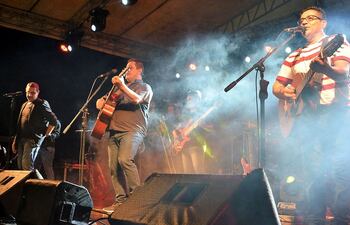 la-agrupacion-musical-los-ojeda-que-brillo-durante-su-actuacion-en-la-magica-noche-del-festival-el-pasado-sabado-en-san-salvador-guaira--192554000000-1818502.jpg