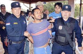 damacio-miranda-medina-llega-custodiado-a-la-comisaria-18-de-santa-rosa-del-aguaray-tras-su-arresto-en-el-asentamiento-tacuati-poty--205342000000-595896.jpg