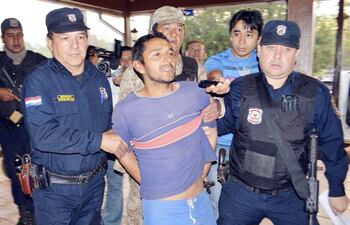 damacio-miranda-medina-llega-custodiado-a-la-comisaria-18-de-santa-rosa-del-aguaray-tras-su-arresto-en-el-asentamiento-tacuati-poty--205342000000-595896.jpg