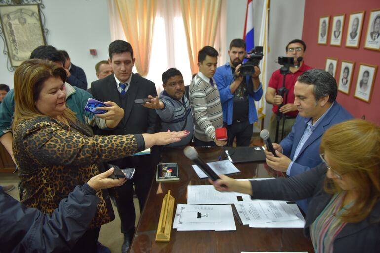 El nuevo presidente de la Junta Municipal de Villarrica, Saúl Maidana, toma juramento a Martha Caballero (ANR) como nueva vicepresidenta del cuerpo.