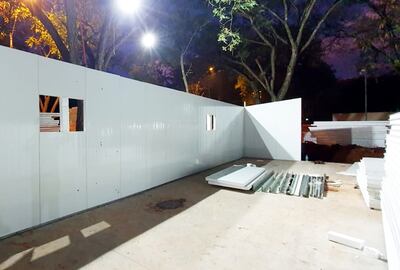 Ayer  se inició el montaje de paredes de los pabellones y ya se culminó con  la  carga de suelo. Las obras siguen de noche.