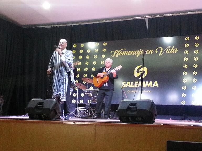Marcos Brizuela, acompañado por la guitarra de Guido Cheaib, interpretó canciones de Maneco Galeano.