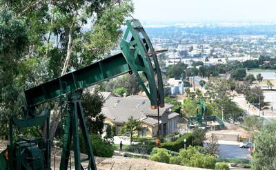 Las áreas de perforación petrolífera no son nuevas en Los Ángeles,  vienen por décadas formando parte del paisaje urbano, pero residentes y activistas ambientales han comenzado a alzar su voz, quejándose de esta situación. Hay máquinas extractoras en cualquier rincón.