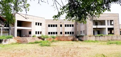 Así quedó el futuro edificio del INAN en el barrio Bella Vista, en la zona de Ineram. La obra está en un 65% terminada, pero abandonada. La estructura es usada como guarida de adictos, afirman.