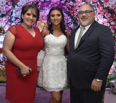 La quinceañera con sus padres, Sonia Villalba y y Javier Cáceres.