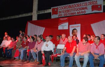con-la-mano-en-el-pecho-como-jurando-fidelidad-el-ministro-jorge-gattini-entre-las-autoridades-de-la-anr-en-el-club-el-triunfo-en-la-campana-a-fa-215859000000-1337622.jpg