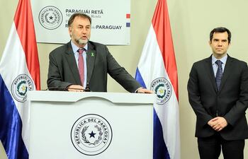 El ministro Benigno López (i) y el titular del BCP, José Cantero fueron muy cuestionados por pagos extras en sus carteras.