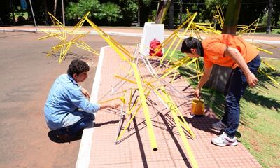 Los integrantes de las diferentes asociaciones trabajan en el montaje del circuito navideño.