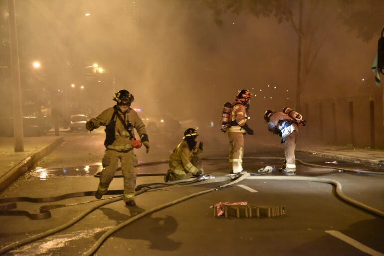 Bomberos actúan para aplacar las llamas que finalmente fueron controladas.