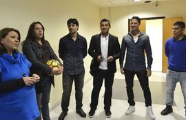 las-diputadas-karina-rodriguez-y-rocio-casco-con-los-jugadores-julio-c-caceres-justo-villar-jonathan-santana-y-rodolfo-gamarra-durante-el-estudio-221103000000-1097916.jpg