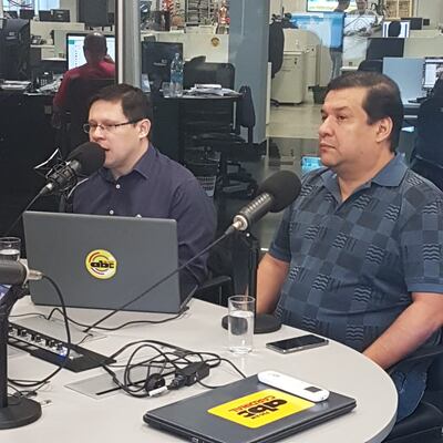 Viceministro de la Subsecretaría de Estado de Tributación, Óscar Orué; Roberto Castillo, director de Asistencia al Contribuyente, en estudios de ABC Cardinal.