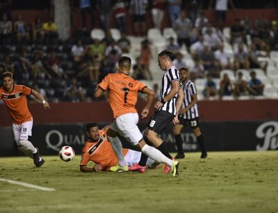Sebastián Ferreira (18) deja pagando a David  Villalba y marca con un toque sutil el tercer tanto  gumarelo.