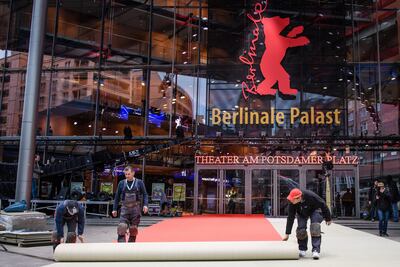 Un grupo de obreros ultima los detalles de la alfombra roja para dar inicio mañana a la Berlinale 2020.