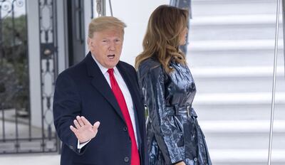 El presidente  Donald Trump y su esposa, Melania, cuando se retiraban ayer de la Casa Blanca.