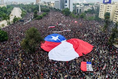 Las manifestaciones populares en Chile no cesan. La gráfica ilustra la protesta del sábado último en Santiago, capital. Ayer organizaciones de la salud y derechos humanos reclamaron el fin de las agresiones por parte de las fuerzas del orden.