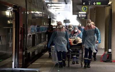 Francia envía en  trenes de alta velocidad medicalizados a enfermos del covid-19 hacia regiones menos afectadas.