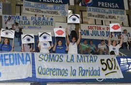 defensoras-del-reclamo-de-paridad-durante-la-convencion-usaron-estos-carteles-para-llamar-la-atencion--212837000000-1131495.jpg