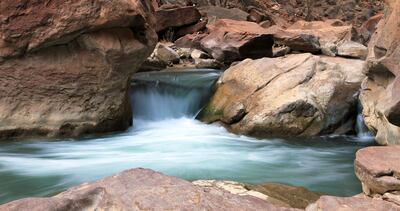 Pequeña cascada en el Río VIrgin del Parque Nacional Zion. Los turistas también visitan la naturaleza de Utah en invierno, si bien no tanto como en otras estaciones.